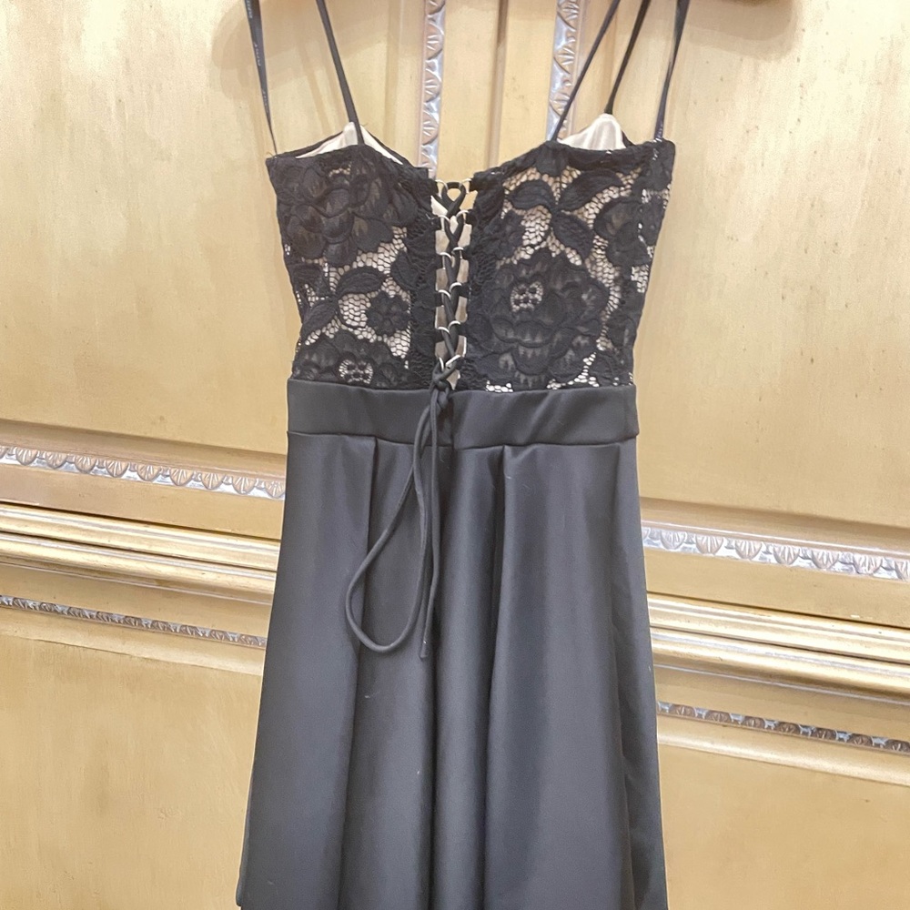 Black lace dress. Excellent condition. - Picture 3 of 4